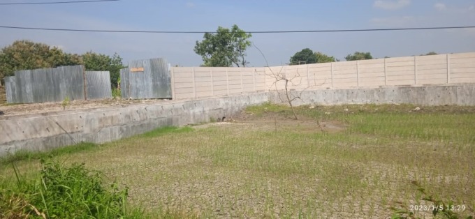 Aktivitas pembangunan pabrik milik CV Kemah Sejahtera di Desa Sukodadi, Kecamatan Kabuh