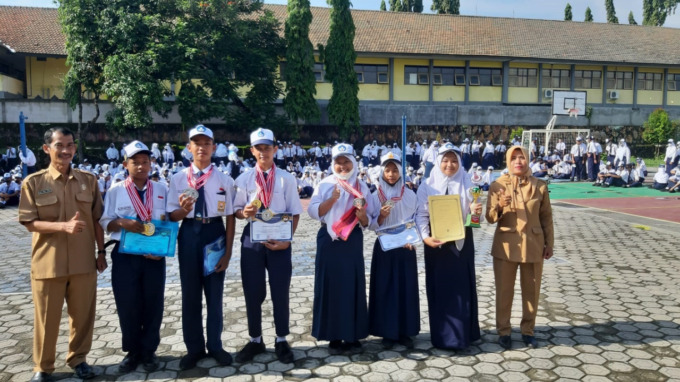 Penyerahan medali dan piagam kepada siswa berprestasi usai upacara (19/12