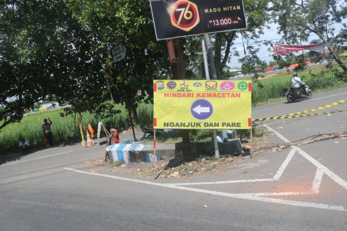 Jalur menuju pintu perlintasan Rel KA Jatipelem ditutup selama proses pengecoran jalan nasional
