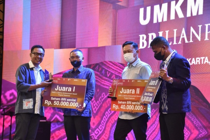 Pemberian penghargaan yang dilakukan BRI kepada nasabah loyal dalam  SME’s Lifetime Achievement Award 2022