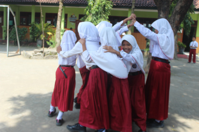 Siswa SDN Blimbing  sedang bermain di jalaman sekolah (22/11).