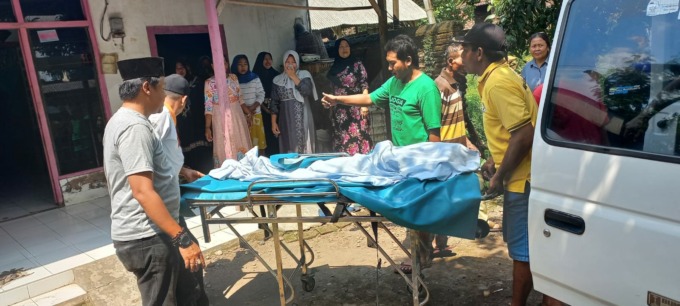 Jasad korban TA saat dibawa ke rumah duka