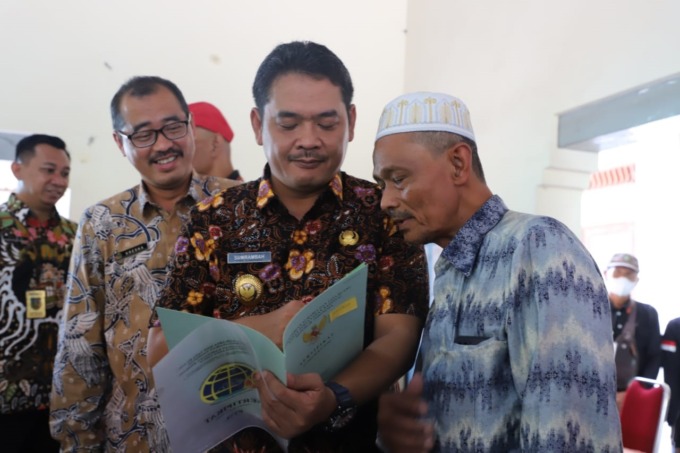 Wabup Sumrambah membagikan sertifikat PTSL kepada warga Desa Grogol, Kecamatan Diwek.