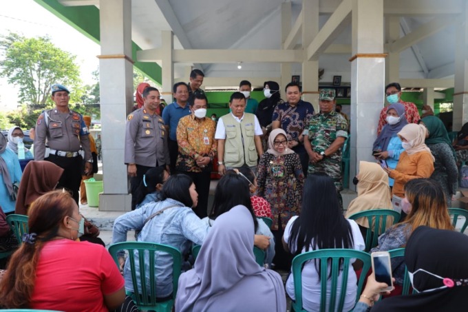 Bupati Mundjidah didampingi Wabup Sumrambah dan Kapolres Jombang AKBP Moh Nurhidayat saat memantau pelaksanaan vaksinasi di Balai Desa Tunggorono, Jombang.
