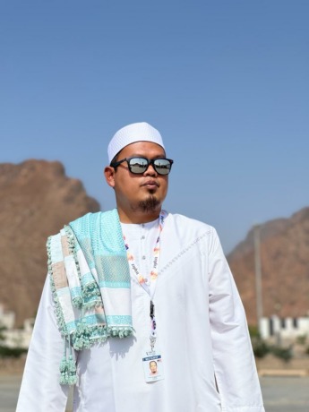Ali saat berada di Jabal Uhud Madinah