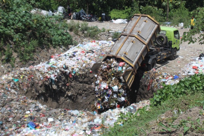 Mobil pengangkut sampah sedang menimbun sampah di TPA Banjardowo