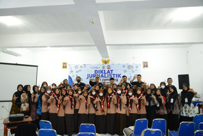 Kru Jawa Pos Radar Jombang bersama Mukani pembimbing jurnalistik dan siswa SMAN 1 Jombang.
