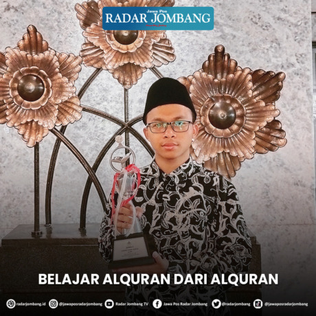 Wahyudi Azzukhruf menenteng piala yang ia dapatkan di MTQN Banjarmasin 2022.