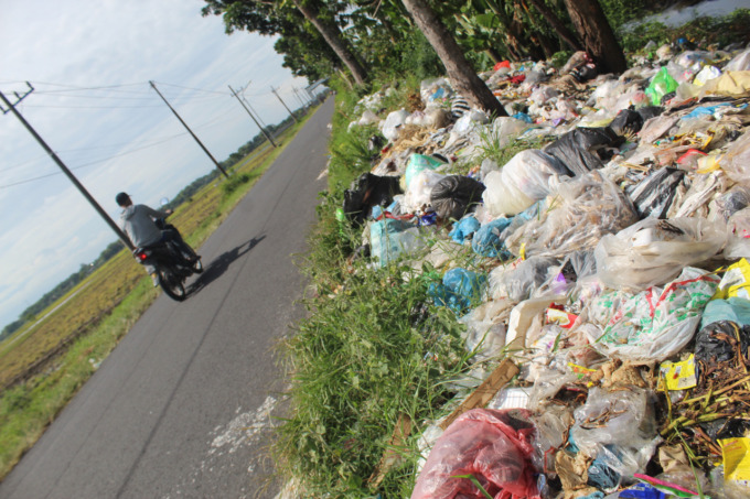 Tumpukan sampah di bahu jalan Desa Sudimoro, Kecamatan Megaluh