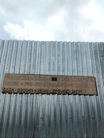 Papan PBG yang terindikasi palsu dipasang di pagar masuk pabrik