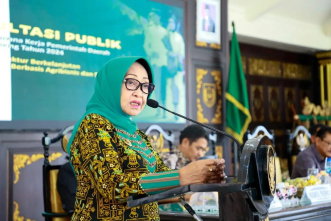 Bupati Jombang Mundjidah Wahab saat membuka forum konsultasi publik di pendopo Kabupaten Kamis (19/1) kemarin
