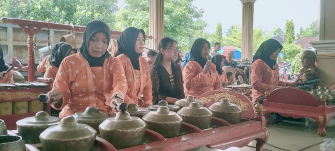 Sejumlah remaja Desa Tanjungwadung sedang mementaskan gamelan di desanya