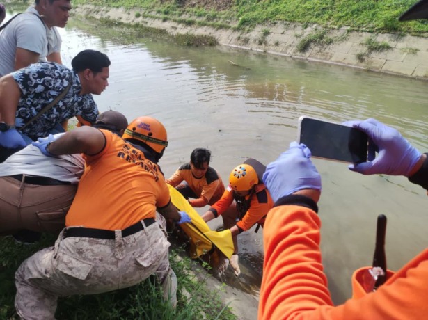Proses evakuasi jenazah korban RDS dari sungai