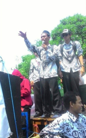 Ipung Kurniawan, Koordinator Forum Honorer Jombang saat melakukan aksi demo beberapa tahun lalu.