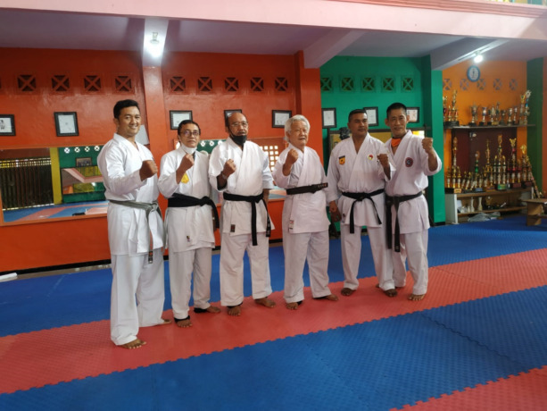 Kwat Prayitno bersama Ketua Forki Jombang, Widjono Soeparno, dan pengurus lainnya usai latihan di Dojo Mahameru.
