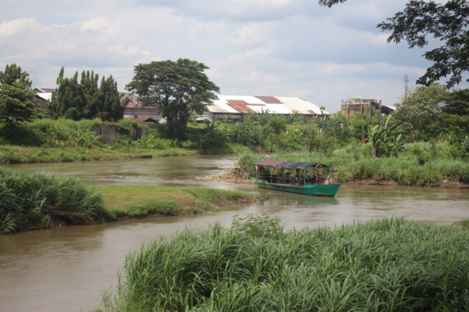 Perahu tambang brantas di Desa Brodot harus melintas di antara pulau brantas untuk bisa sampai ke seberang