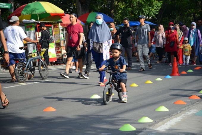 Seorang anak kecil bermain sepeda di arena CFD Jombang