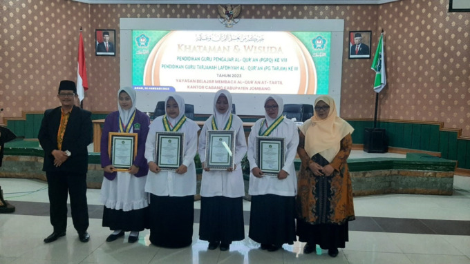Empat wisudawan terbaik bersama Ketua BMQ Attartil Jombang, Fauziyah (kanan), Ketua Pusat H Imam Syafi’i (kiri), saat wisuda di ruang Bung Tomo, Minggu (22/1).