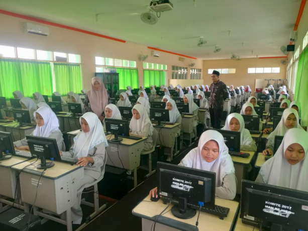 Siswa MAN 2 Jombang sedang mengerjakan tryout ANBK, Rabu (25/1) kemarin.