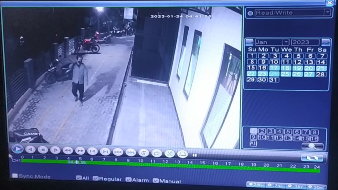 terduga pelaku saat hendak mencuri sepeda motor di parkiran puskesmas