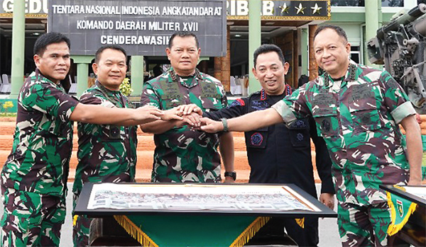 Dari kiri, KSAL Laksamana TNI Muhammad Ali, KSAD Jenderal Dudung Abdurachman, Panglima TNI Laksamana Yudo Margono, Kapolri Jenderal Listyo Sigit Prabowo, dan KSAU Marsekal Fadjar Prasetyo di Jayapura. (CENDERAWASIH POS)
