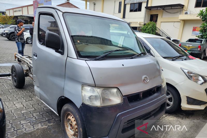 Mobil niaga yang menjadi barang bukti tindak pidana pencurian saat dihadirkan dalam pers rilis di Mapolrestabes Semarang, Jawa Tengah, Jumat (24/2). (I.C. Senjaya/ANTARA)