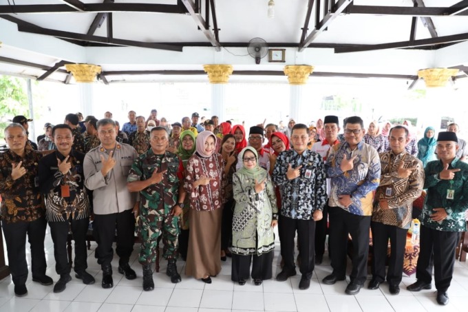 Bupati Jombang Mundjidah Wahab foto bersama usai Musrenbang Kecamatan Jogoroto