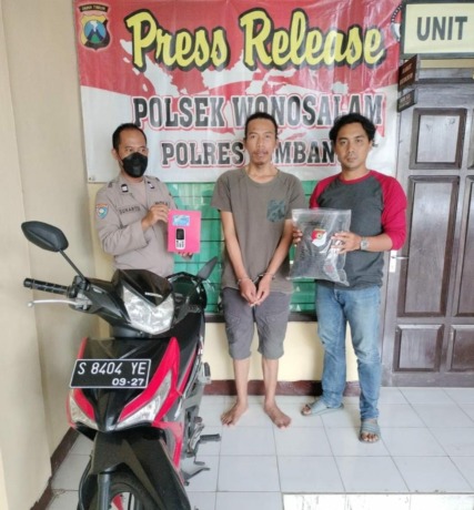 Tersangka penipuan saat diamankan di Mapolsek Wonosalam