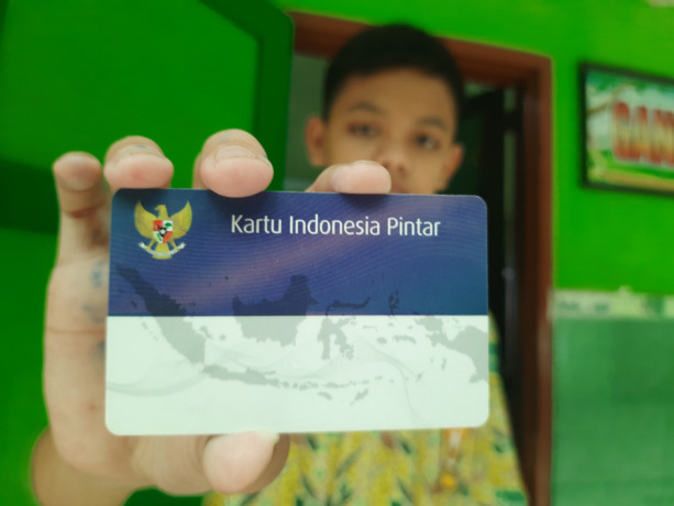 Salah satu siswa SMPN 3 Jombang menunjukkan kartu Indonesia pintar.