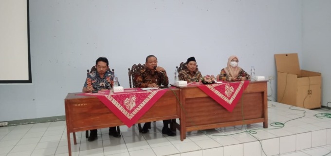 Dari kiri, Subkor Tata Bangunan PUPR, Chandra Ikayudha, Kepala Dinas P & K, Senen, Kabid Pembinaan SMP, Safak Efendi dan Kasi Sarana Prasarana SMP, Indah Rochani.