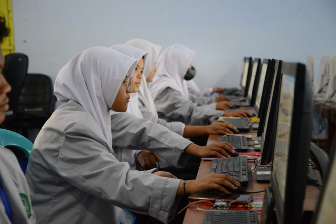 Siswa MAN 10 Jombang mengerjakan ANBK Kamis (2/2)