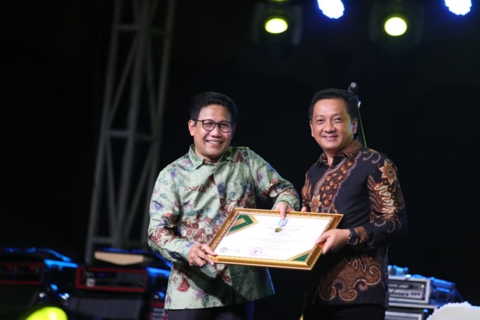 Sekdakab Jombang saat menerima penghargaan dari Mendes PDTT Halim Iskandar di Riau