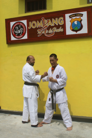 Kwat Prayitno bersama Ketua Forki Jombang, Widjono Soeparno, saat latihan di Dojo Mahameru Jombang
