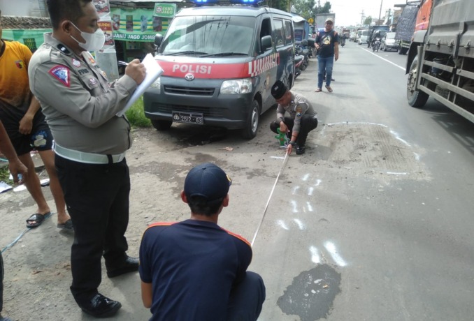 Polisi saat melakukan olah kejadian perkara di lokasi kecelakaan di Desa Losari, Ploso