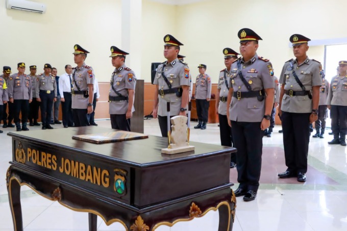 Empat pejabat tinggi Polres Jombang yang melaksanakan serah terima jabatan (8/2)