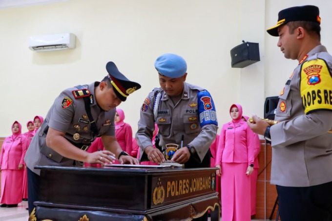AKP Aldo Febrianto saat melakukan sertijab di Mapolres Jombang