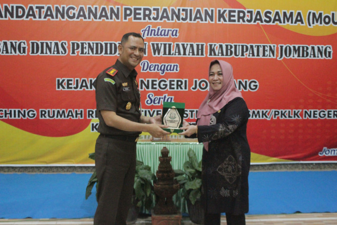 Pemberian sertifikat rumah restorative justice secara simbolis