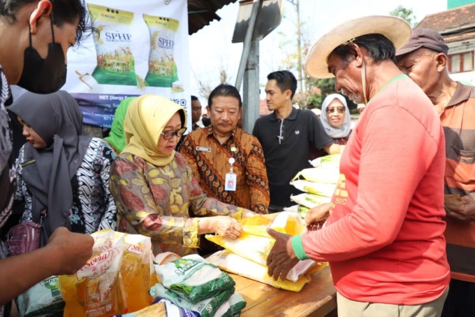 Kepala Disdagrin Jombang mendapingi Bupati Jombang saat meninjau operasi pasar di Pasar Pon