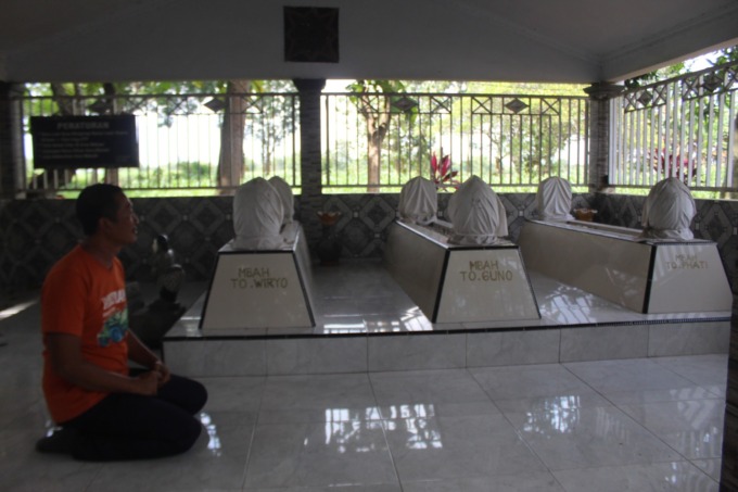Kades Miagan Antok Budi Subagyo menunjukan tiga makam kuno yang diyakini sebagai resi Majapahit di Desa Miagan, Mojoagung, kemarin.