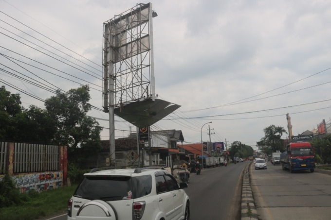Papan reklame yang rusak di jalan nasional di Desa Mancar, Kecamatan Peterongan,