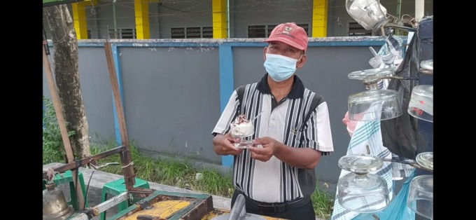 Subarjo, saat menggelar dagangannya