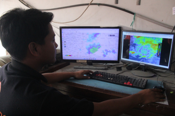 Petugas BPBD memantau kondisi perkiraan cuaca lewat laman BMKG, kemarin (13/2).