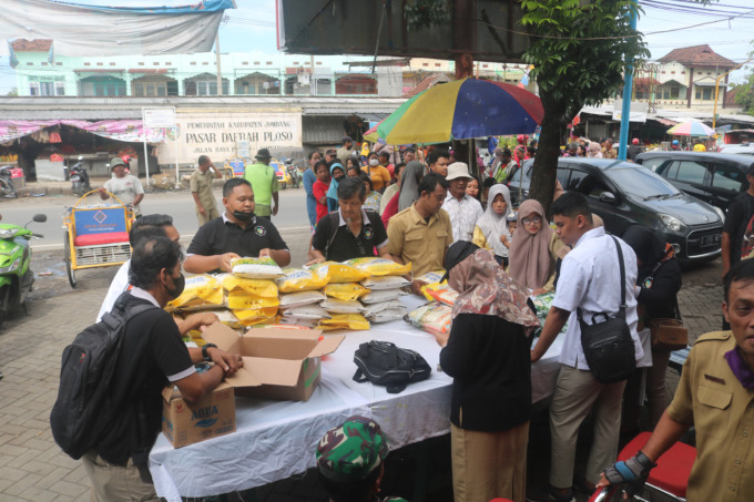 Warga rela mengantre panjang untuk mendapatkan sembako murah saat oerasi pasar digelar di depan Pasar Ploso