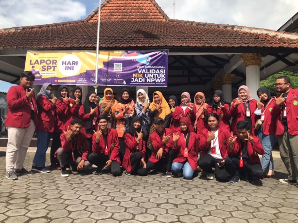 KKN kelompok 11 STIE PGRI Dewantara Jombang bersama Ketua TP PKK Jombang, Wiwin Isnawati Sumrambah dan Ketua TP PKK Kecamatan Jogoroto, Susi Indraswari kemarin (14/2).