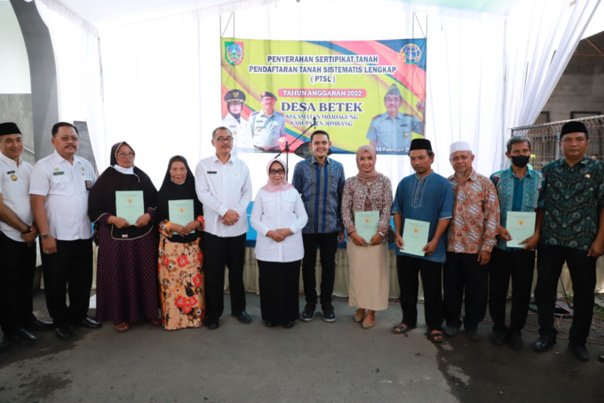Bupati Mundjidah usai membagikan sertipikat PTSL kepada warga Desa Betek, Kecamatan Mojoagung