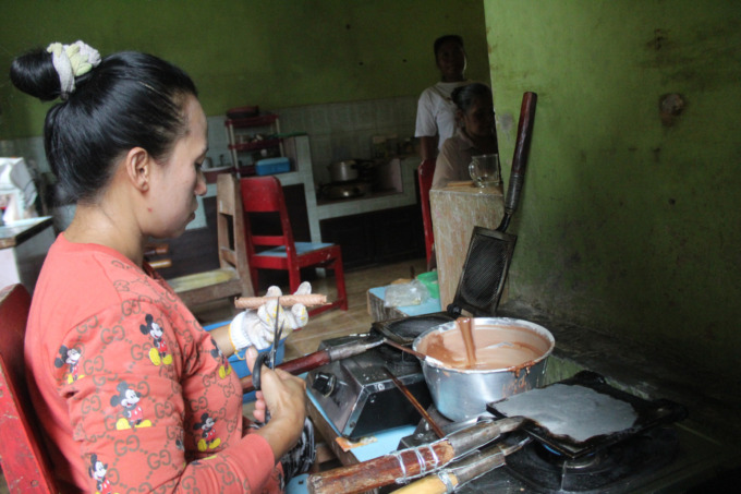 Proses pembuatan Opak Jepit di Desa Galengdowo, Kecamatan Wonosalam