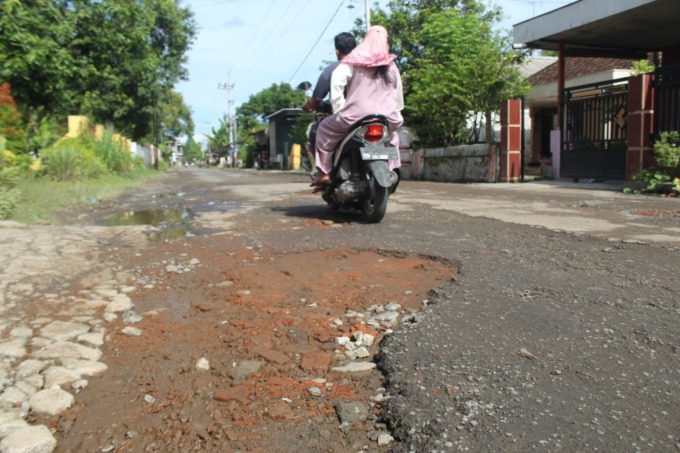 Kondisi jalan kabupaten di Desa Ngudirejo yang rusak