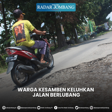 Jalan rusak yang berada di depan Kantor Kecamatan Kesamben
