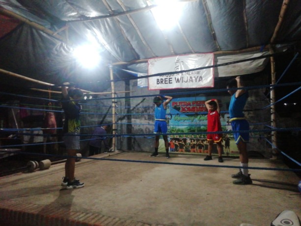 Luqman dan Irvan (biru) saat latihan di Candimulyo, Sabtu (18/2).