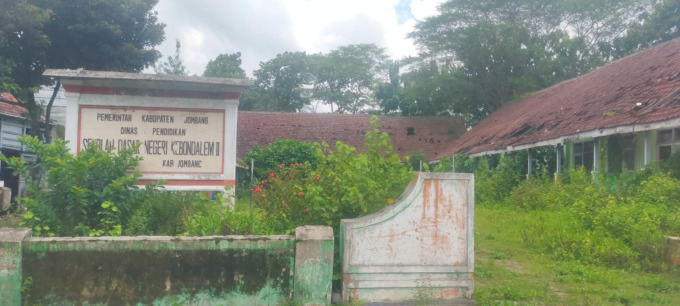 Kondisi bangunan bekas SDN Kebondalem 2, Kecamatan bareng yang tak terawat dan terbengkalai